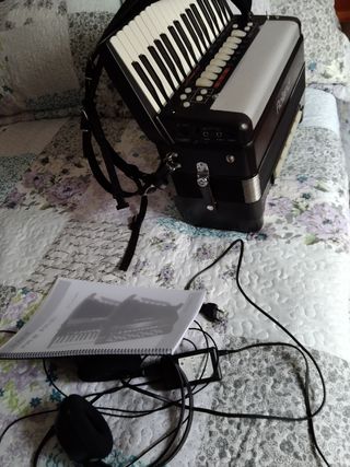 Se vende acordeón Roland fr2