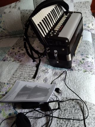 Se vende acordeón Roland fr2