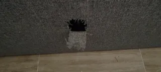 Sofá de tela gris y negro