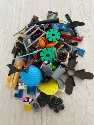 Lote piezas Lego y otros juguetes
