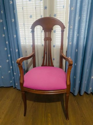 Sillón de madera con asiento rosa