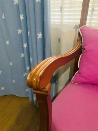 Sillón de madera con asiento rosa
