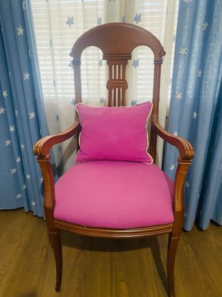 Sillón de madera con asiento rosa