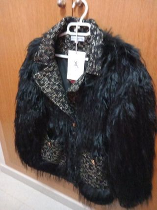 Chaqueta pelo mujer negra y dorada