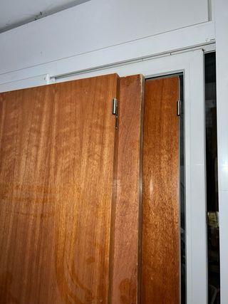 Puertas de madera con herrajes