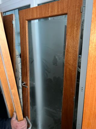 Puertas de madera con herrajes