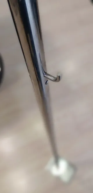 Base para altavoces con cables invisibles