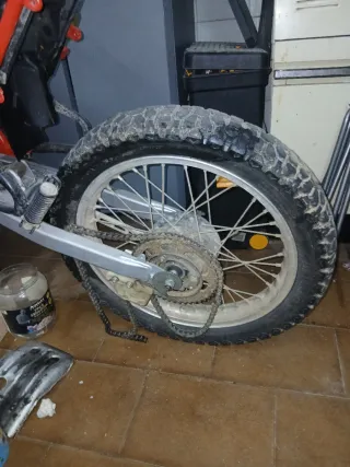 Llanta y neumático trasero Honda CRM75