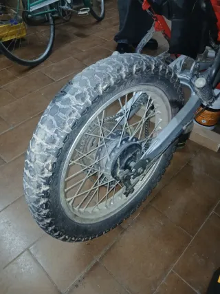 Llanta y neumático trasero Honda CRM75