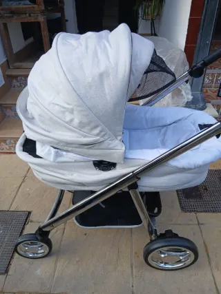 Carrito de bebé blanco