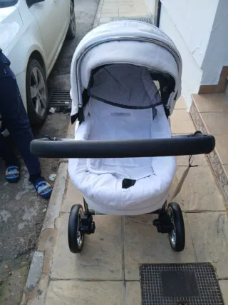 Carrito de bebé blanco