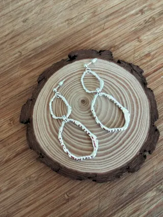 Pendientes largos plateados.