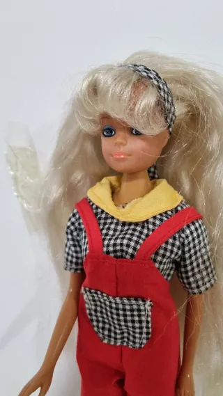 Muñeca vintage con peto rojo y blusa