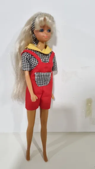 Muñeca vintage con peto rojo y blusa