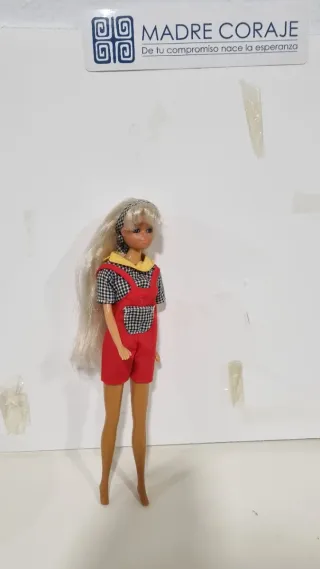 Muñeca vintage con peto rojo y blusa