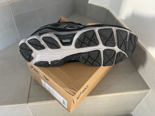 Zapatillas Asics Negras y Grises