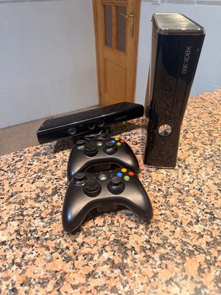 Xbox 360 Negra + Kinect + 2 Mandos