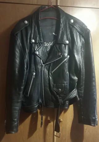 Chaqueta de cuero negra.