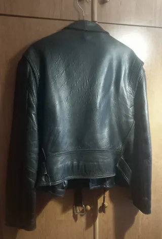 Chaqueta de cuero negra.