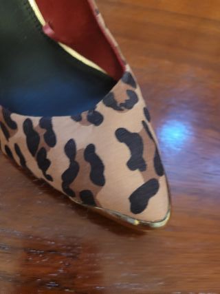 Zapatos tacón leopardo puntera dorada