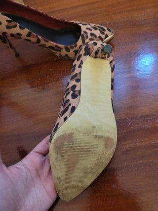Zapatos tacón leopardo puntera dorada