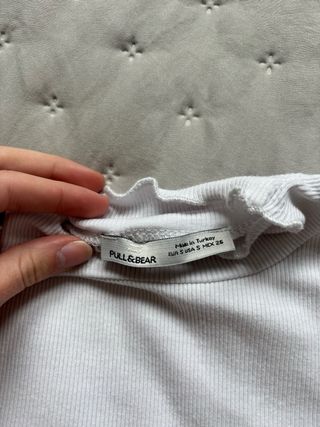 Camiseta Zara blanca cuello volante