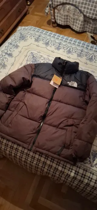 Chaqueta The North Face Marrón y Negra.