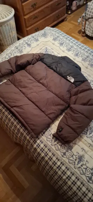 Chaqueta The North Face Marrón y Negra.