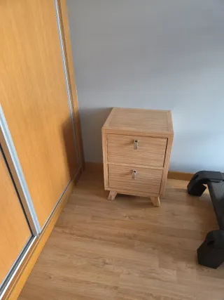 Mesita de noche de madera