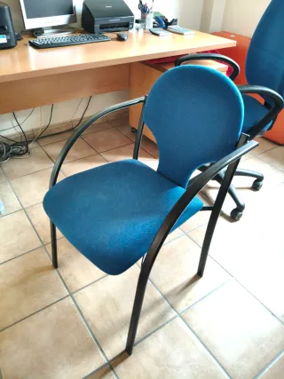 Sillas de oficina azul y negra Las dos 50€