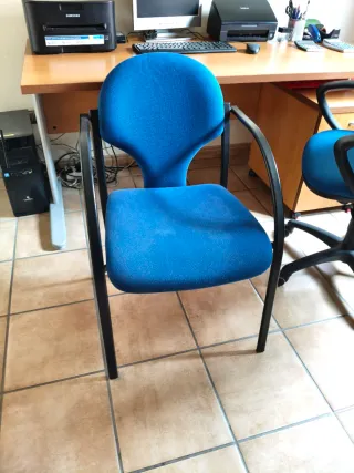 Sillas de oficina azul y negra Las dos 50€