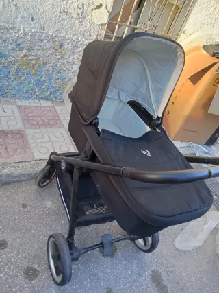 Carrito de bebé negro
