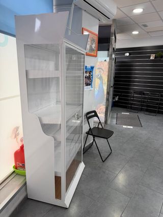 Vitrina expositora grande de cristal y metal