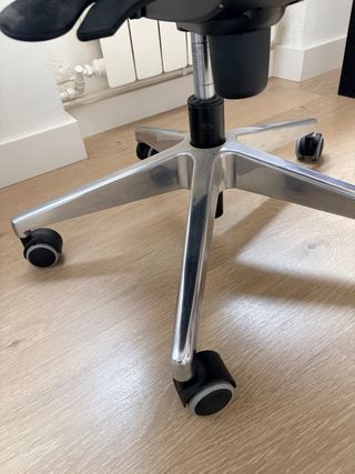 Silla de oficina beige y negra