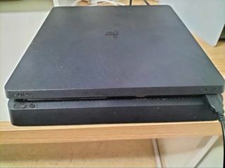 PS4 (PlayStation 4) Negra + Mando y Cables