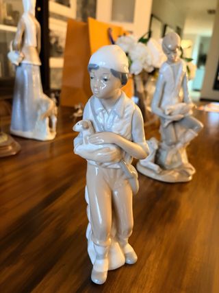 Figura de porcelana niño con cordero