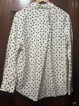 Blusa de lunares blanca y negra