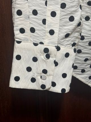 Blusa de lunares blanca y negra
