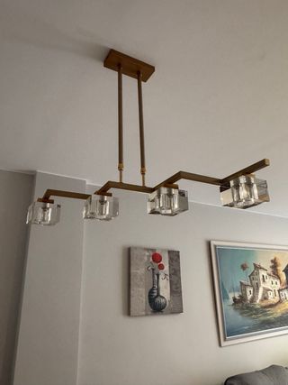 Lámpara colgante dorada y transparente