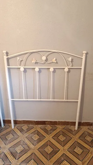 Cabecero de metal blanco