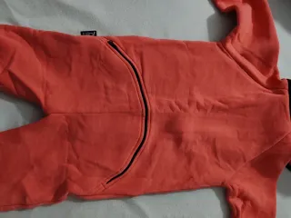 Mono niña con capucha y cremallera