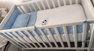 Chichonera cuna azul con estrellas