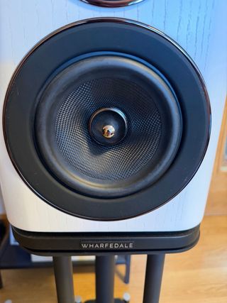 Wharfedale EVO 4.2 Altavoces blancos + stands