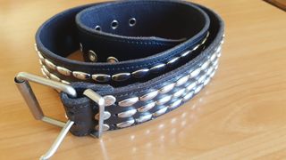 Cinturón cuero negro tachuelas plateadas