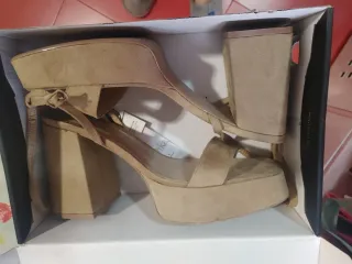Sandalia plataforma Bershka beige