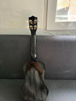 Ukelele negro nuevo