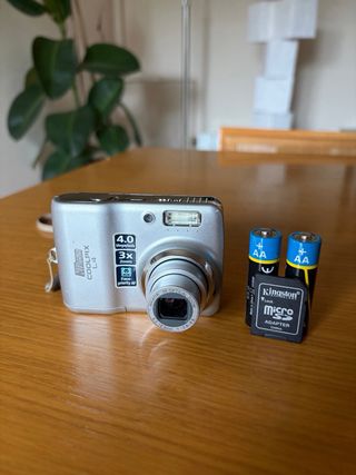 Cámara Digital Nikon Coolpix L4 - SD 2GB + Pilas