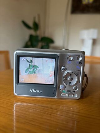 Cámara Digital Nikon Coolpix L4 - SD 2GB + Pilas