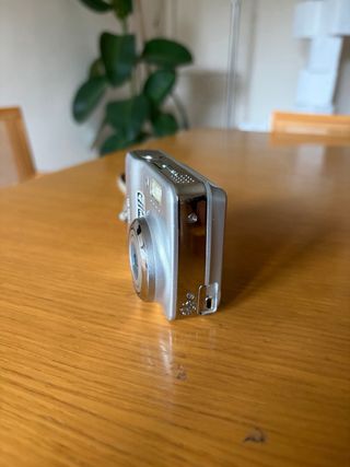 Cámara Digital Nikon Coolpix L4 - SD 2GB + Pilas