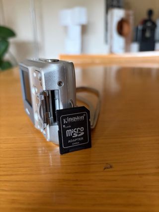 Cámara Digital Nikon Coolpix L4 - SD 2GB + Pilas